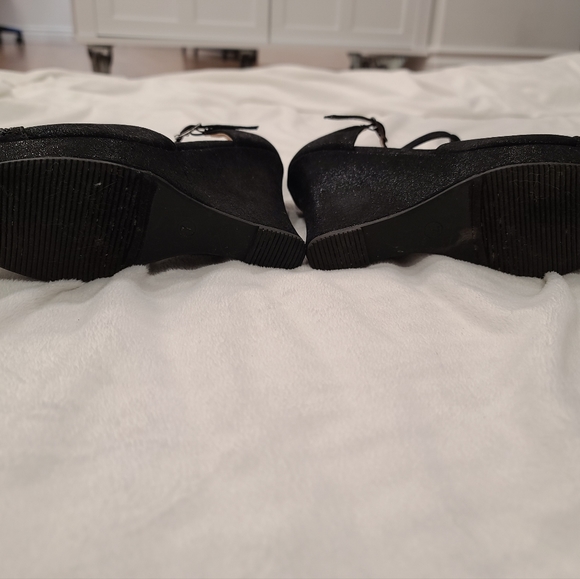 **SOLD**Black open toe platform sandals - Picture 5 of 8